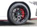 NISMO専用レイズ製19インチアルミ鍛造ホイール・NISSANロゴ入りレッドキャリパー。
