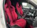 運転席シート/レッドカラーが目を引くセミバケットシート!サポートもしっかりしていますが、座り心...